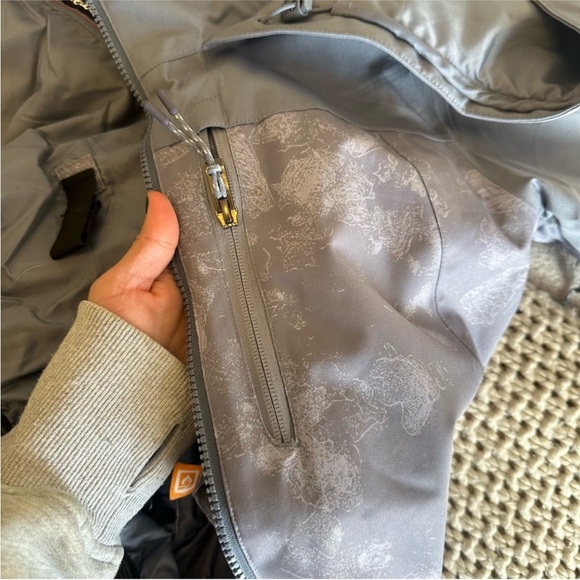 Women’s Burton Lelah Snowboarding Jacket - Picture 13 of 13